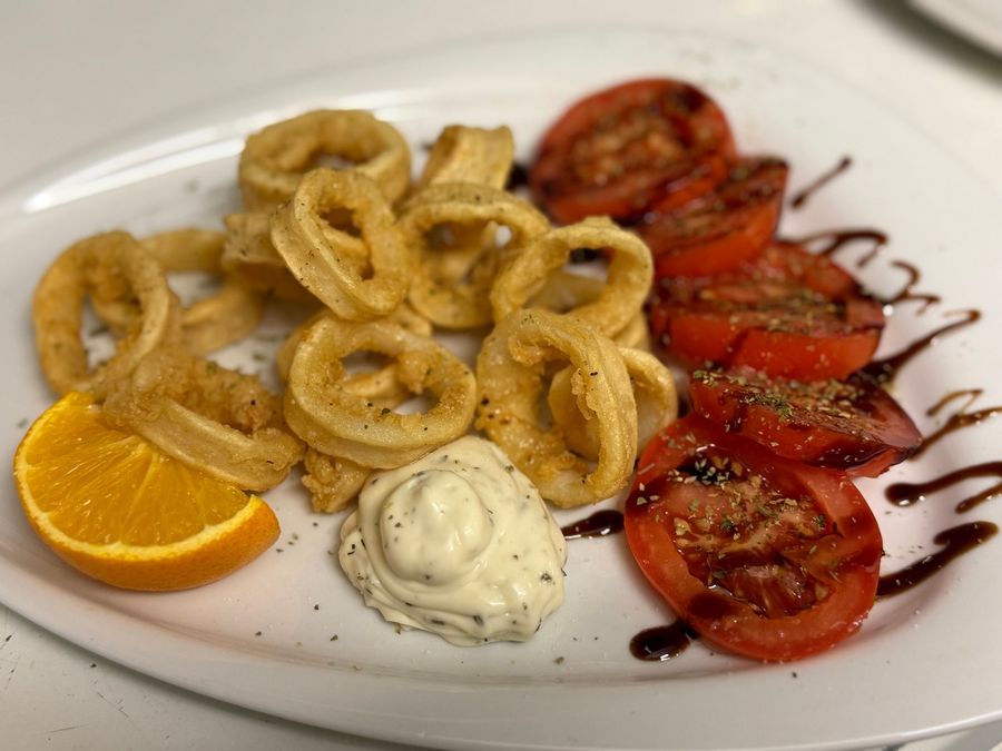 Frittierte Calamari-Ringe mit Remoulade, Orange und Tomaten