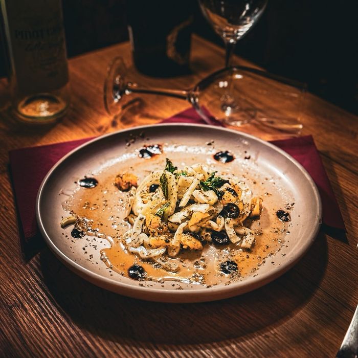 Hausgemachte Pasta mit Tomaten und Kräutern im Kerzenlicht