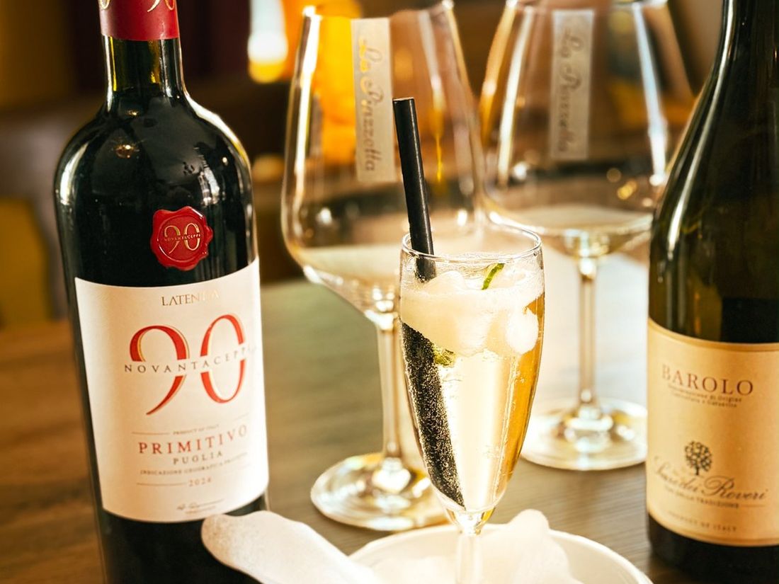 Primitivo, Barolo und ein Glas Prosecco auf dem Tisch bei La Piazzetta